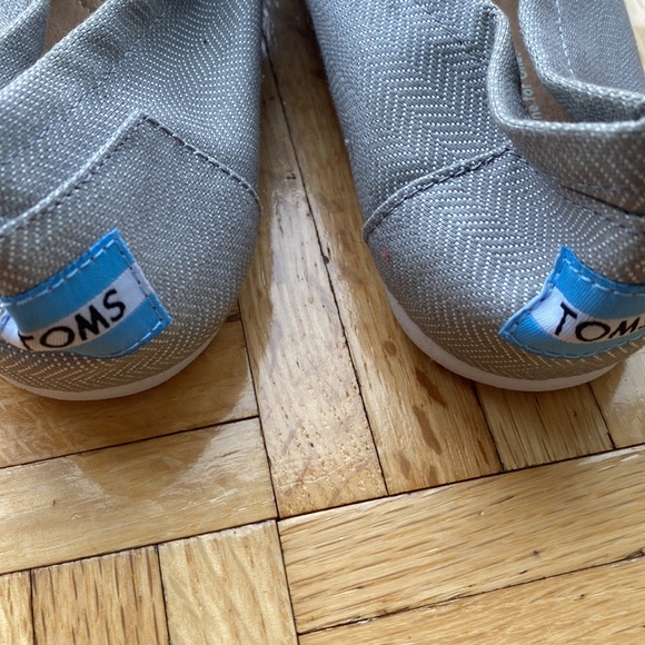 Toms light gray with white pattern women’s flats. - Picture 4 of 4